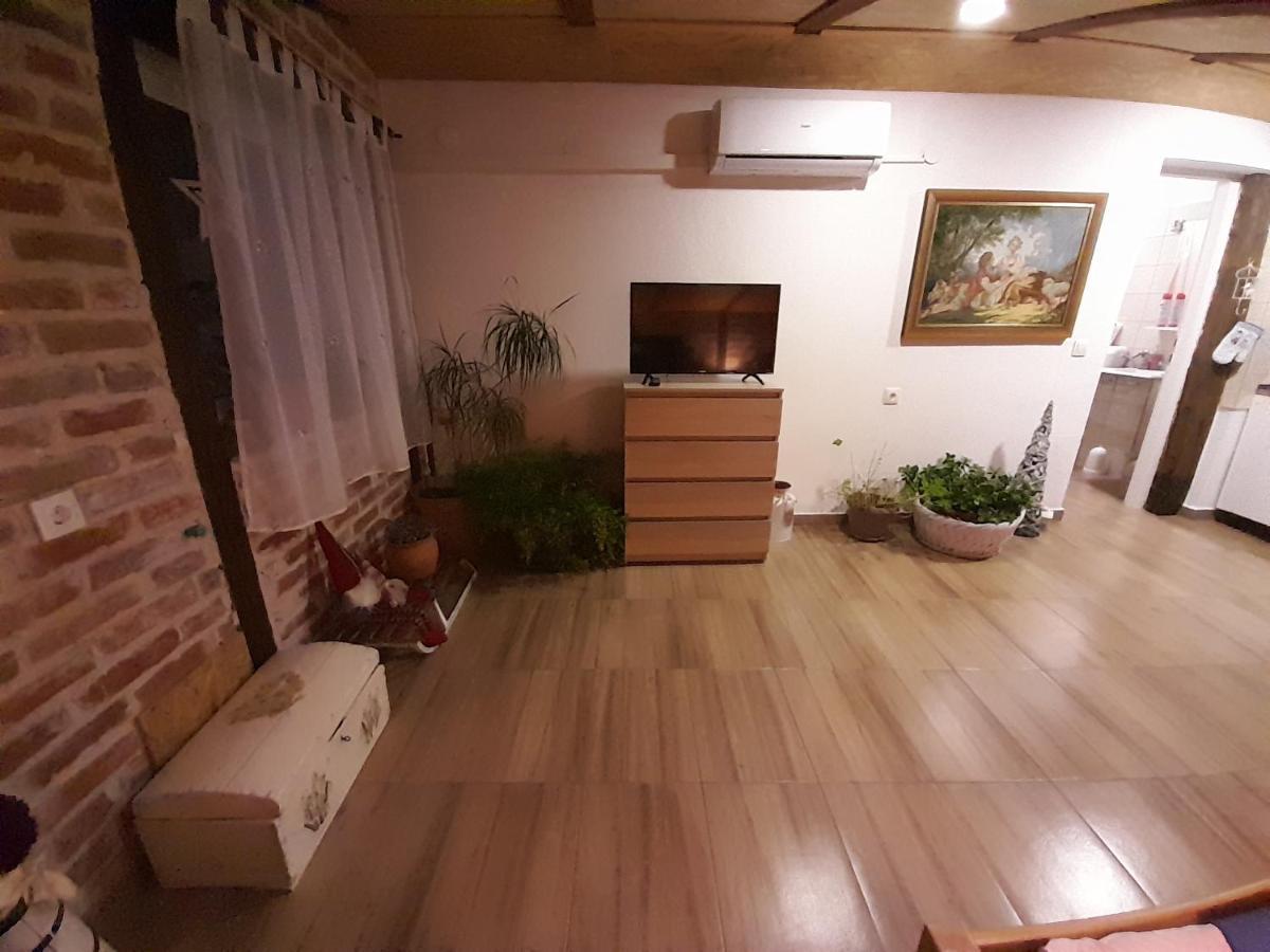 Apartment Ada Bed & Breakfast Gracac  ภายนอก รูปภาพ