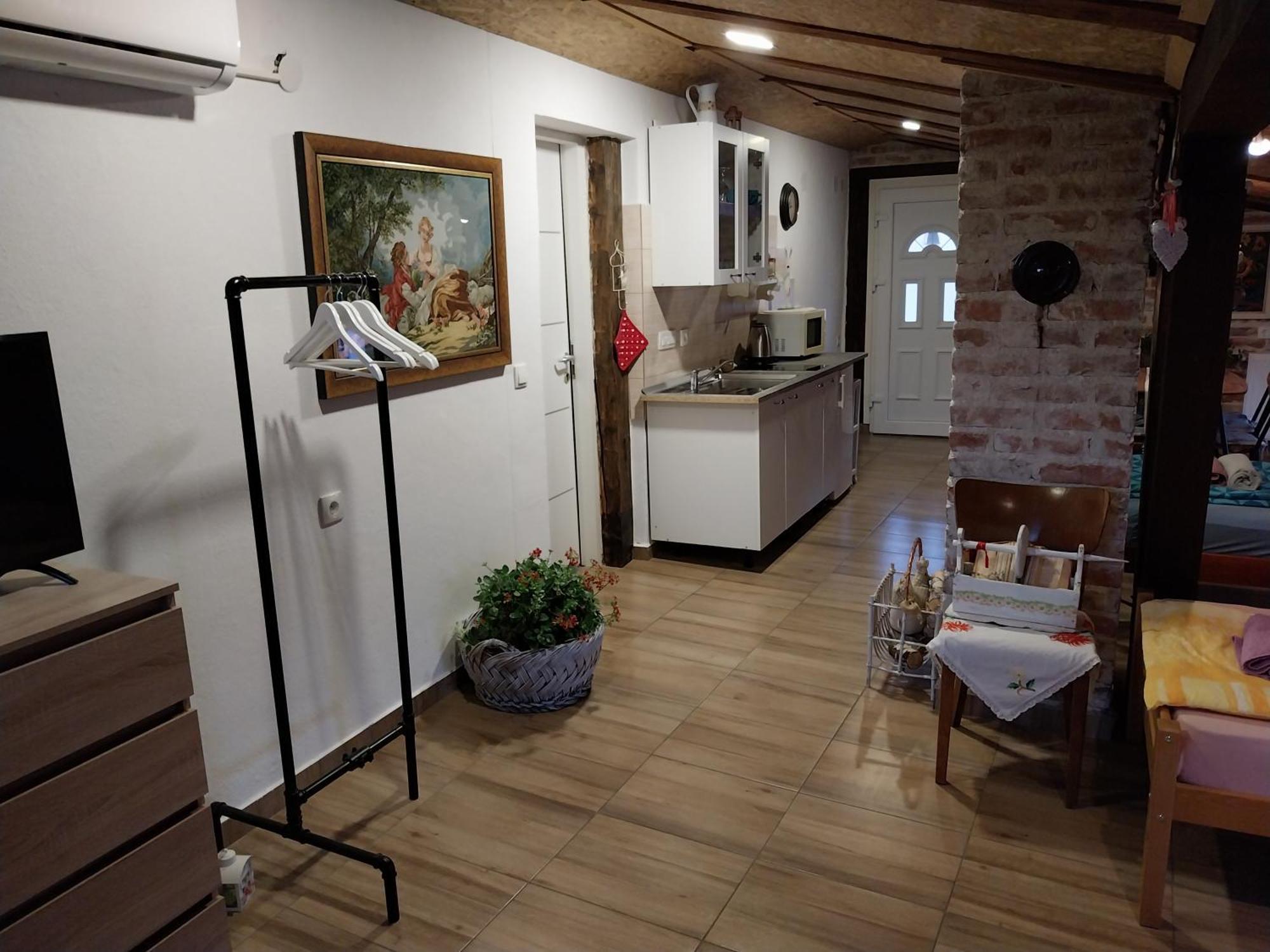 Apartment Ada Bed & Breakfast Gracac  ภายนอก รูปภาพ