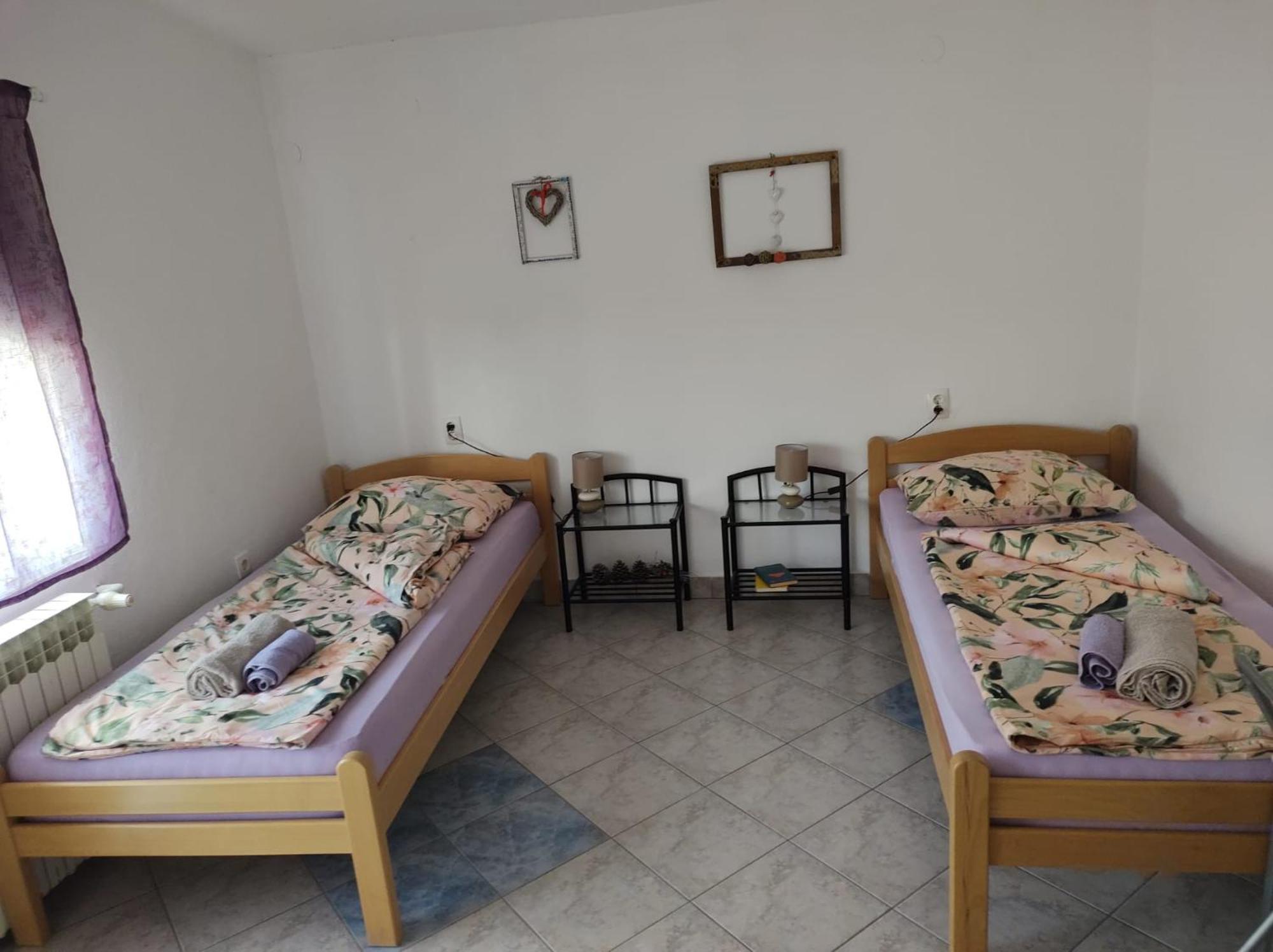 Apartment Ada Bed & Breakfast Gracac  ห้อง รูปภาพ