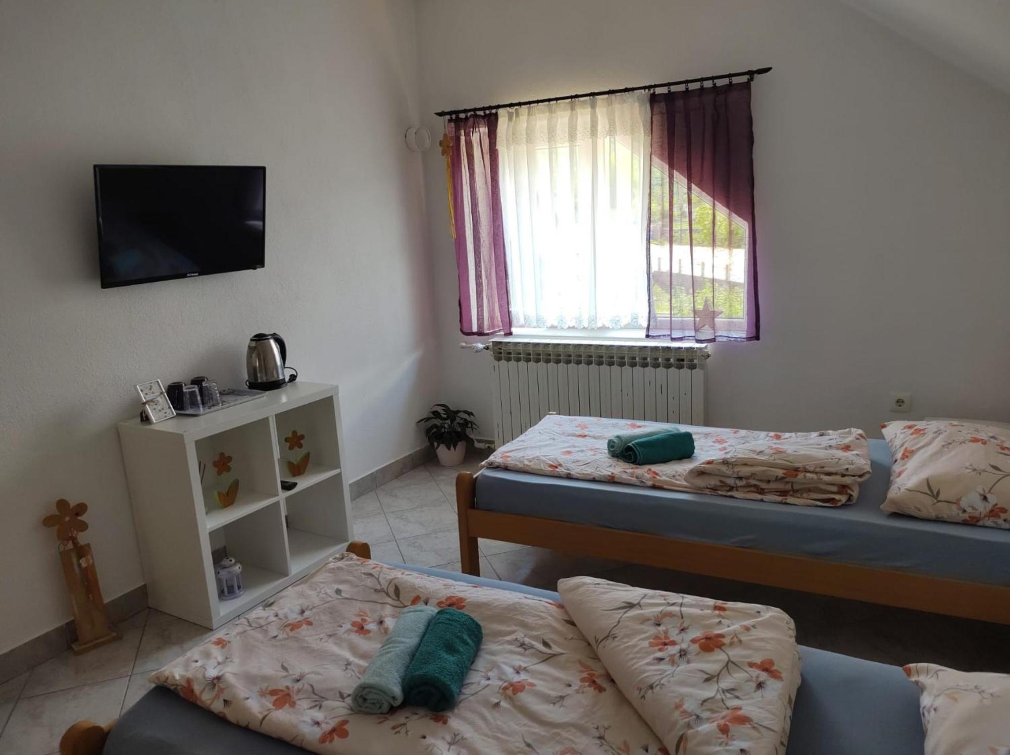 Apartment Ada Bed & Breakfast Gracac  ห้อง รูปภาพ